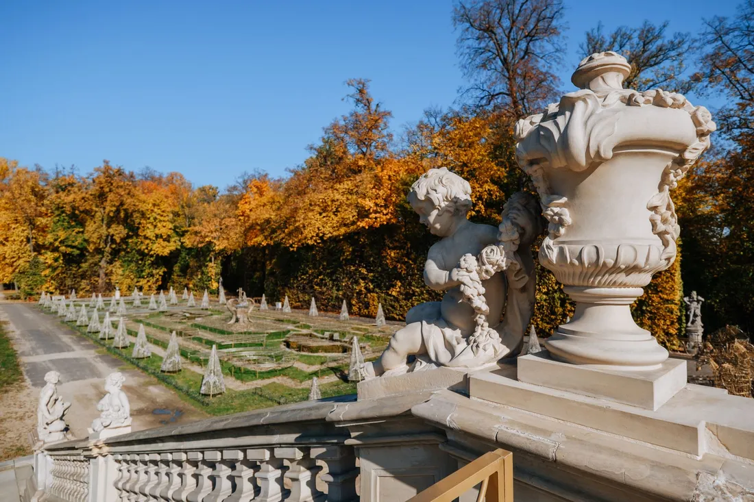 Schloss mit weitläufiger Parkanlage