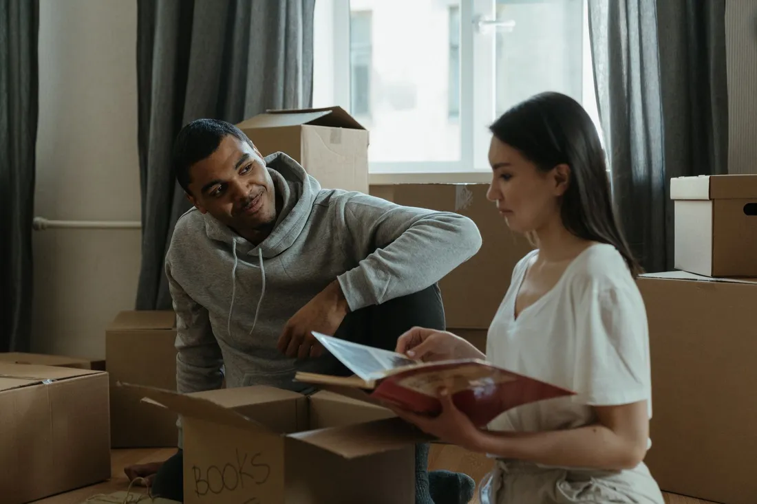 Gepackte Umzugskartons und persönlicher Hausrat in einer Wohnung