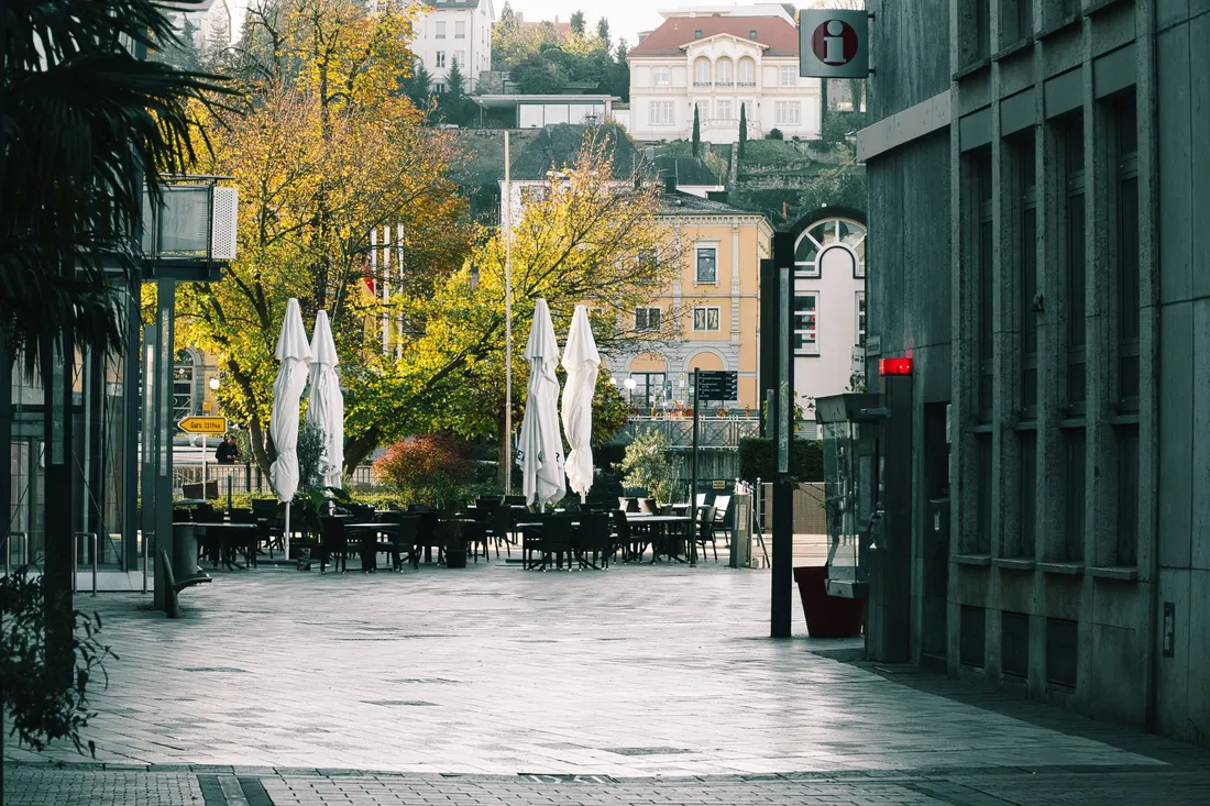 Innerstädtischer Platz mit Cafés und Bürgerhäusern