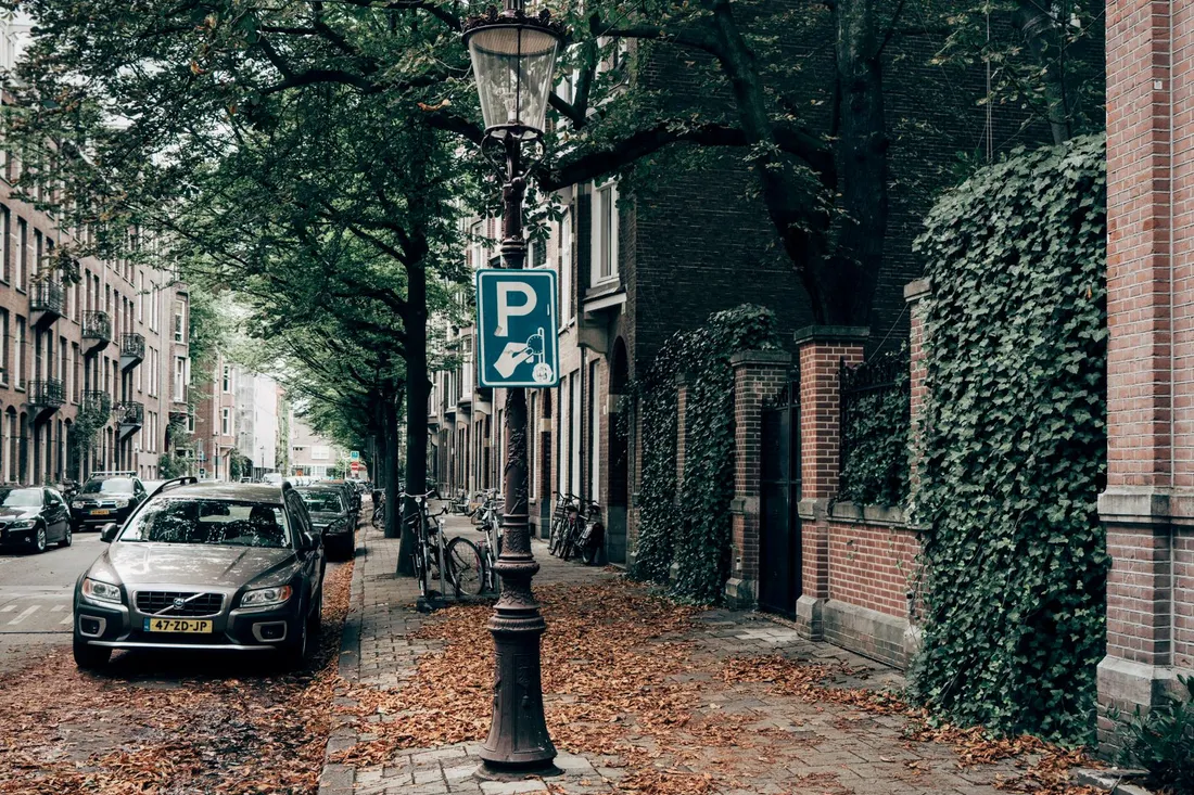 Wohnstraße mit Parkbuchten vor Wohnblocks in Eisenhüttenstadt